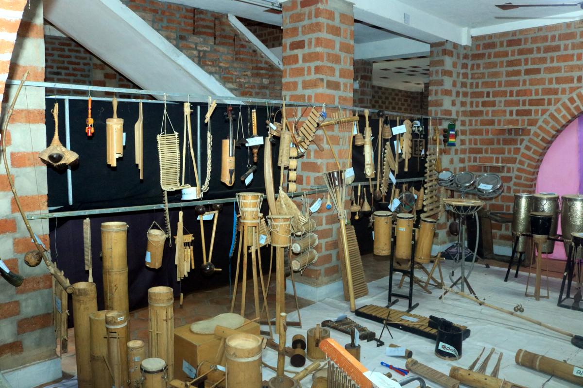 400 + Musical Instruments and Antique Collections Image 5