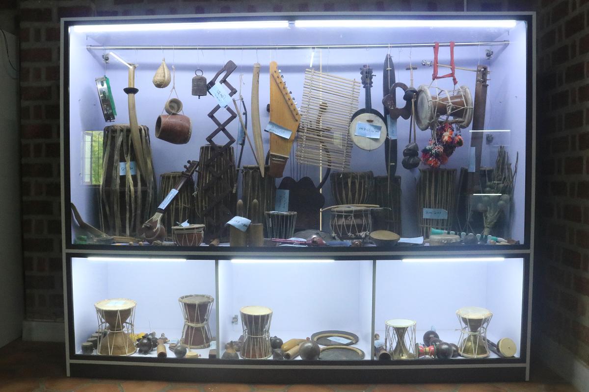 400 + Musical Instruments and Antique Collections Image 6